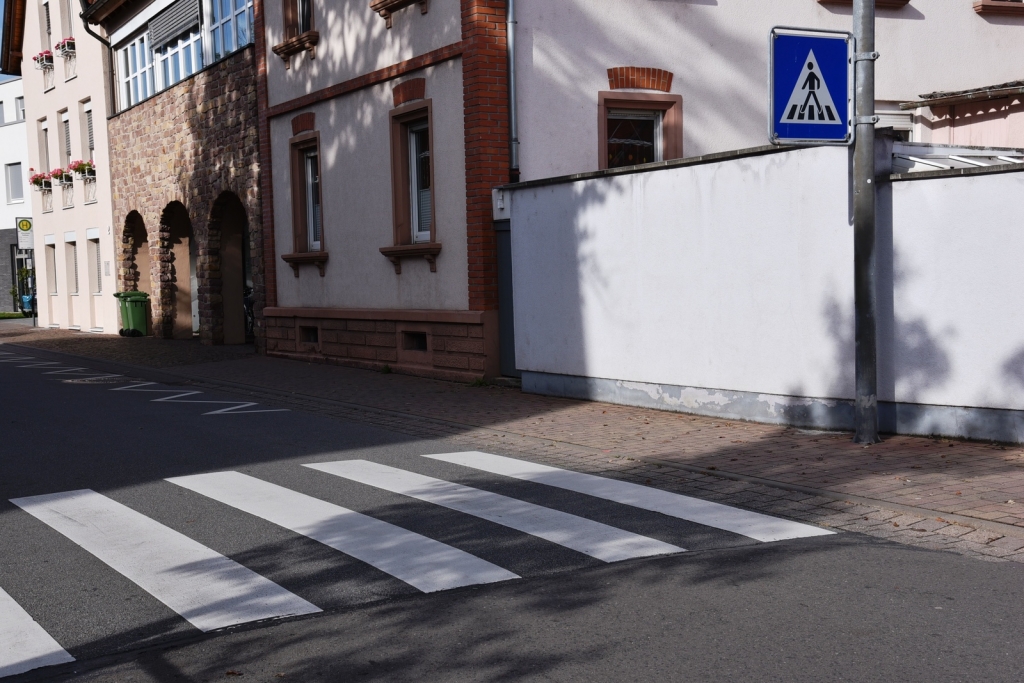 Der Zebrastreifen in der Eichendorffstraße an der Friedrich-Ebert-Schule wird stark frequentiert von Kindern.