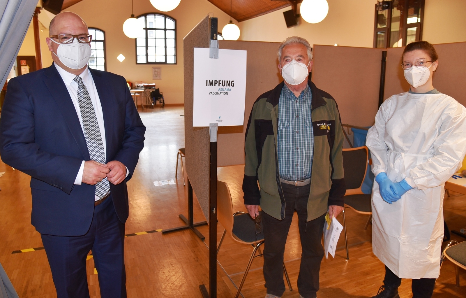 Foto Impfzentrum vlnr: Bürgermeister Jens Geiß, Ernst Probst, Medizinstudentin Ciara Bechinger