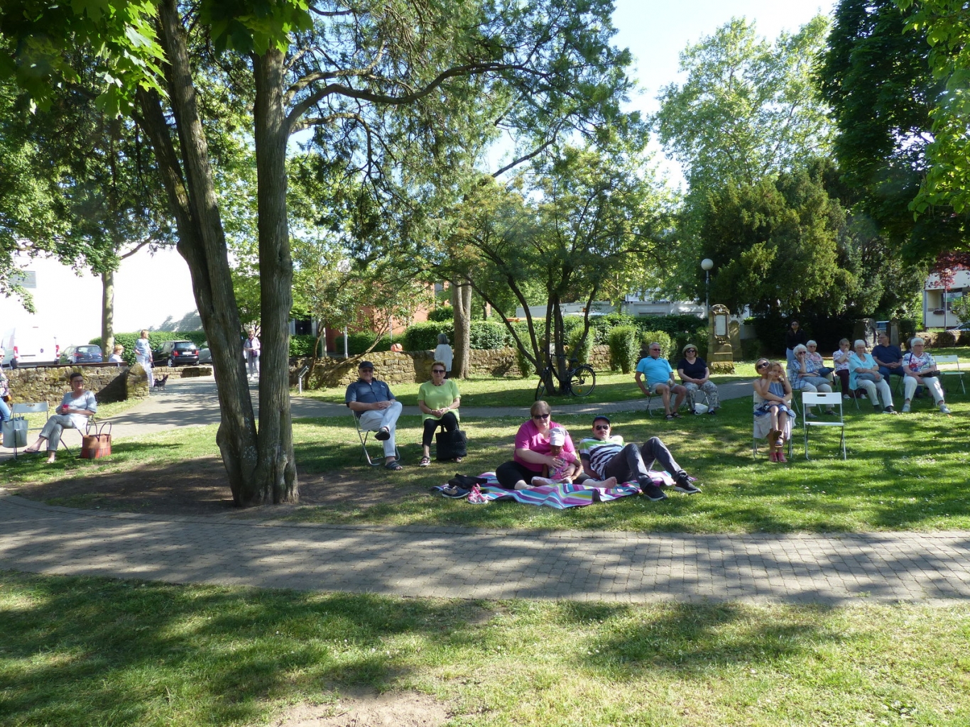  Bürgerinnen und Bürger genießen das sonnige Wetter bei „Musik im Park