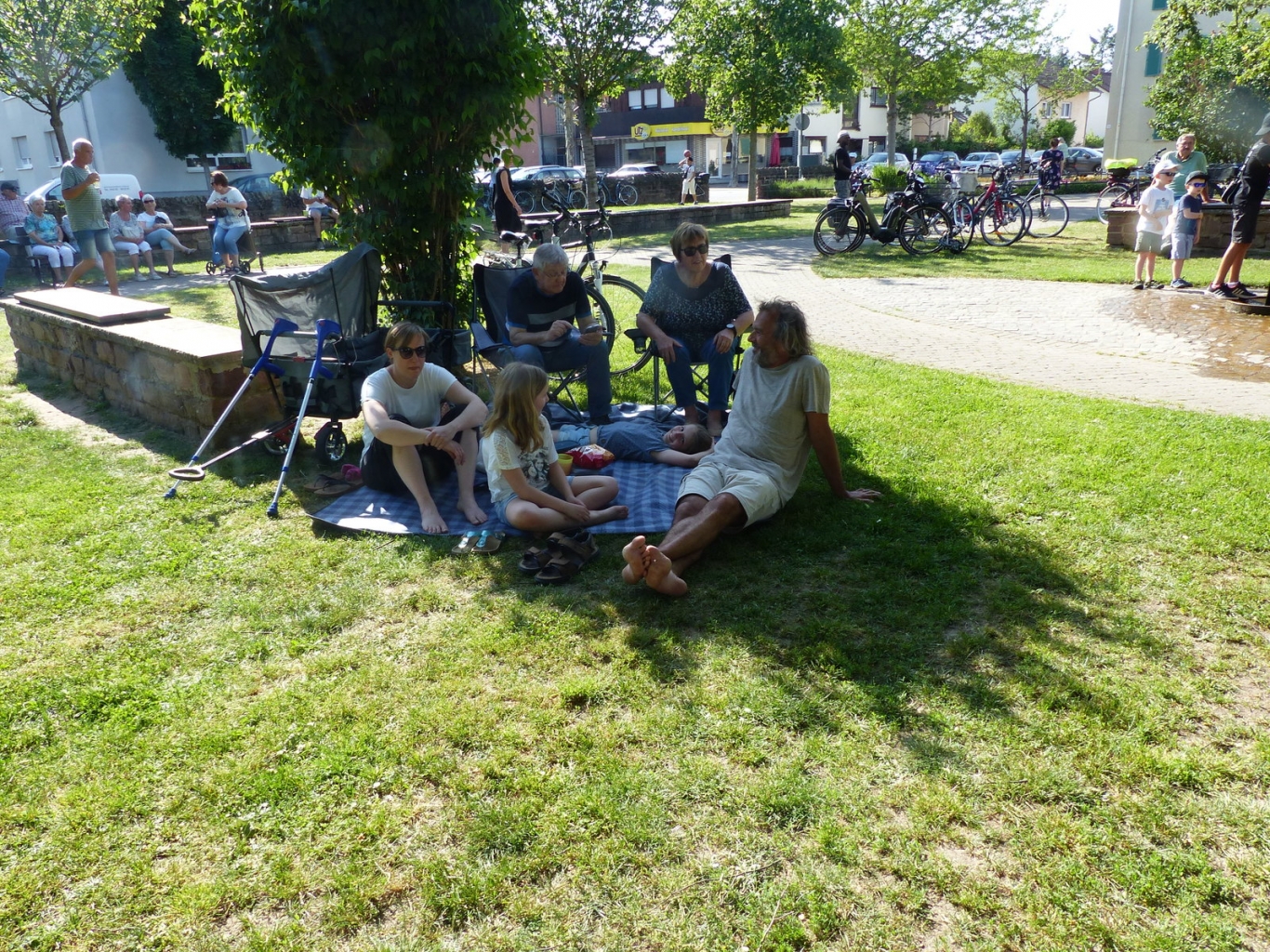 Bürgerinnen und Bürger genießen das sonnige Wetter bei „Musik im Park