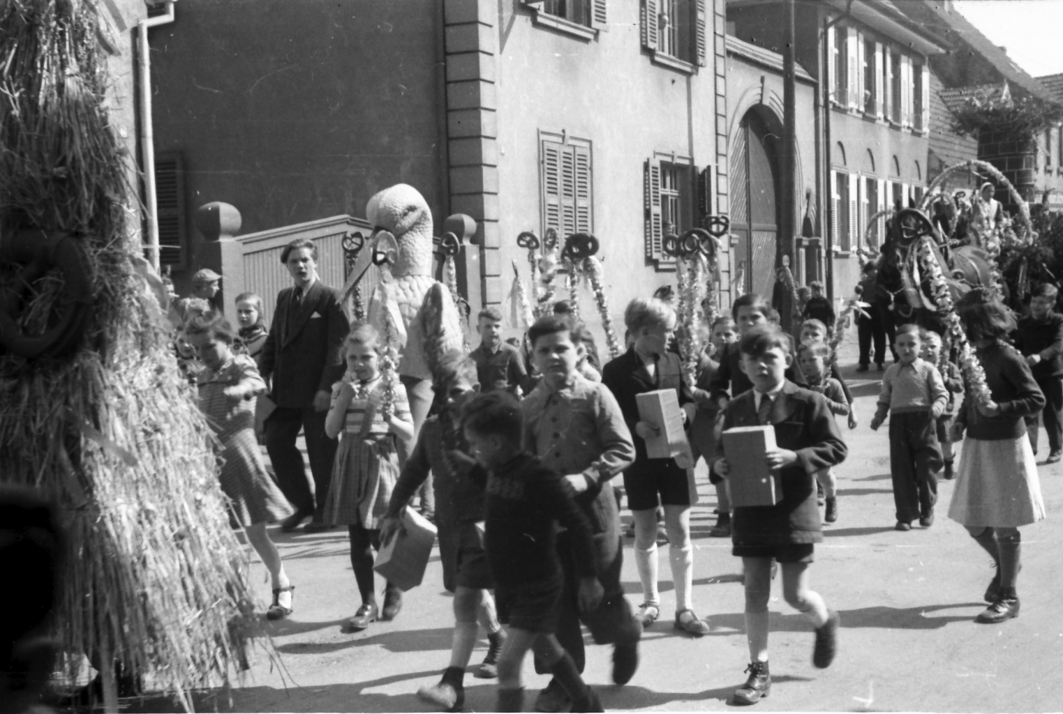 Historische Aufnahme vom Sommertagszug Oftersheim, eventuell um 1950