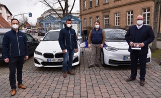 Erste öffentliche Ladestation für E-Autos in Oftersheim. Auf dem Foto von links nach rechts:  Andreas Stampfer und Markus Feil (beide Netze BW), Guido Hillengaß (Gemeindeverwaltung), Bürgermeister Jens Geiß
