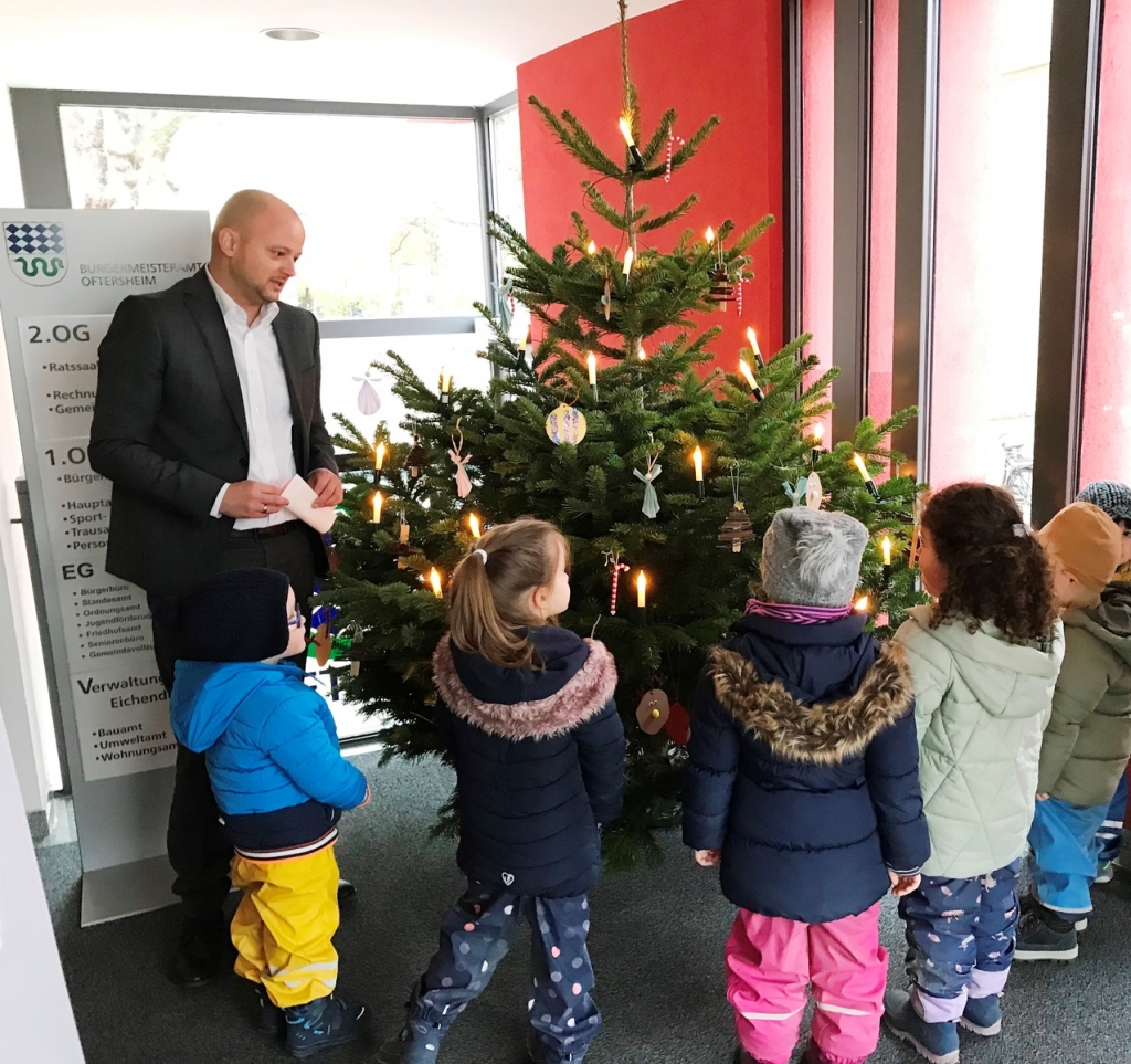Kinder der Albert-Schweitzer-Kita haben den Rathaus-Tannenbaum geschmückt. Bürgermeister Pascal Seidel bedankt sich. 