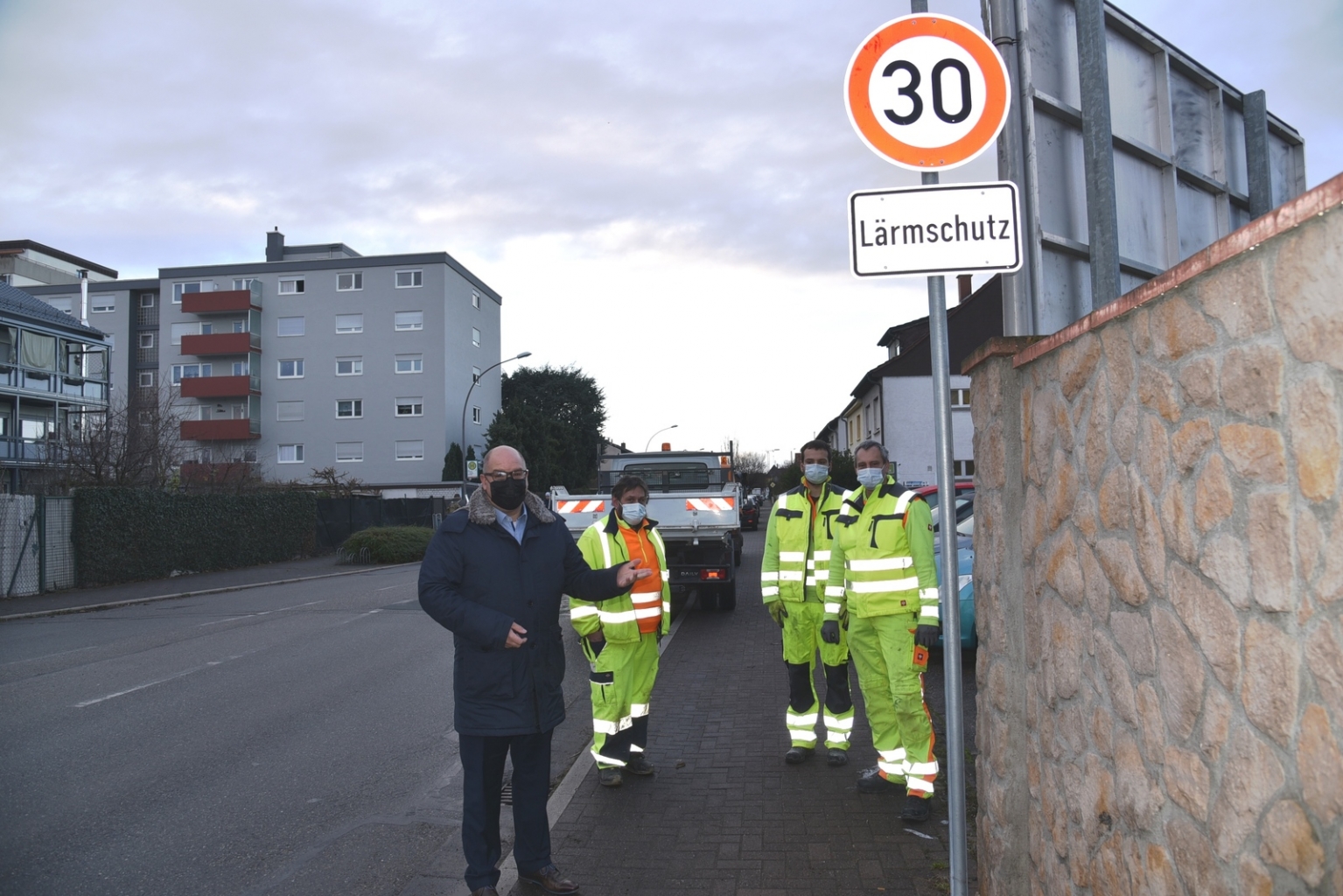 Das erste Tempo 30 Schild wird am Ortseingang montiert. Von links nach rechts: Bürgermeister Jens Geiß sowie Harald Seeger, Kai Späth, Christian Späth vom Bauhof