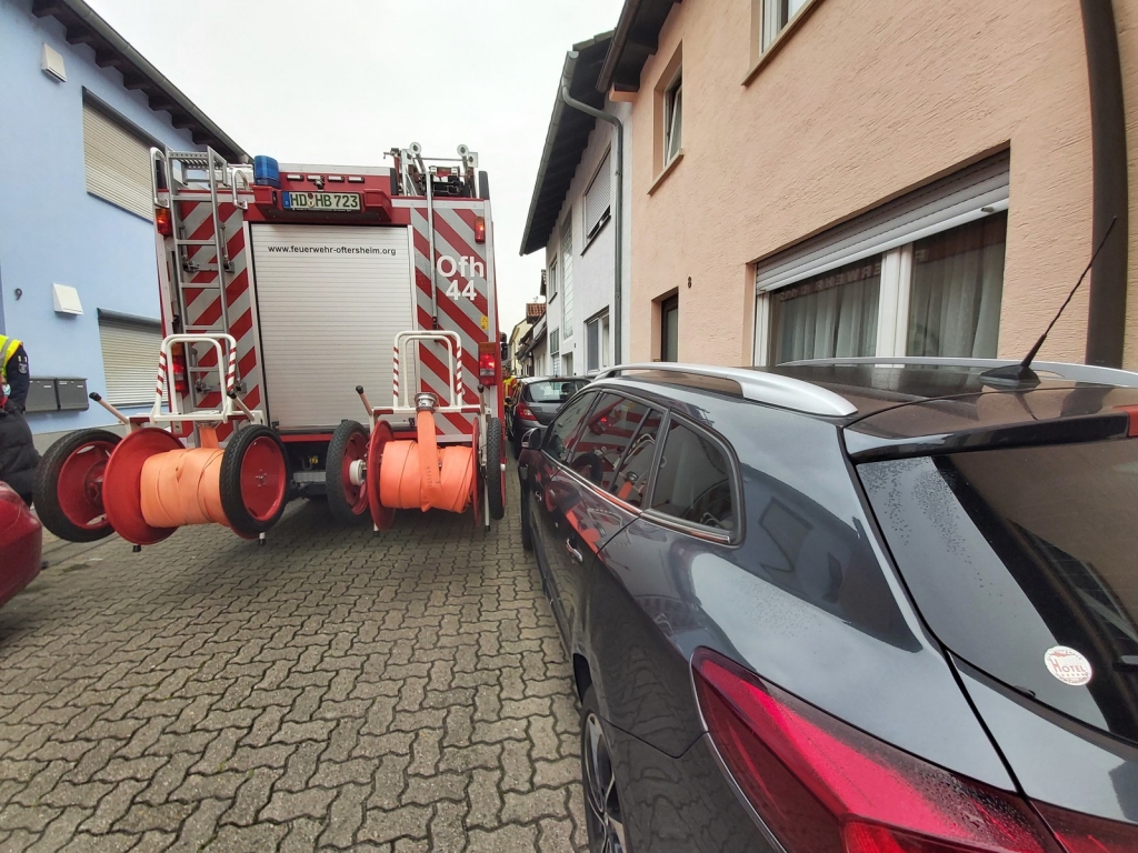 Enge Straße in Oftersheim, die Feuerwehr kommt kaum durch zwischen den parkenden Autos.