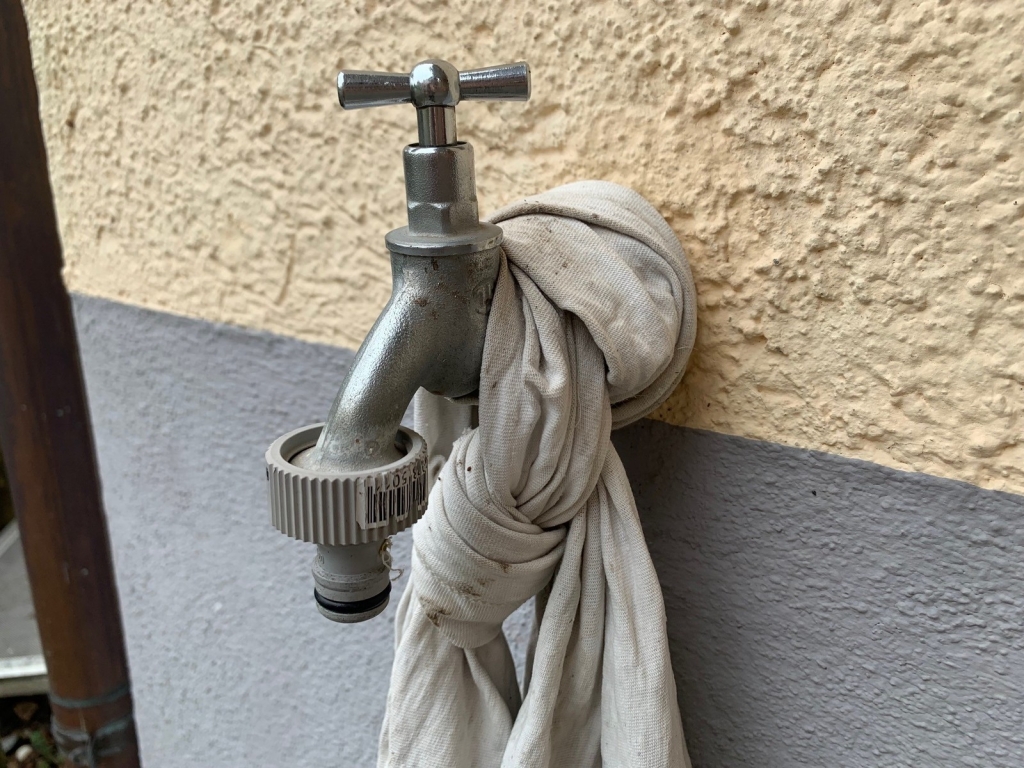 Wasserhahn an Hauswand (Symbolbild)