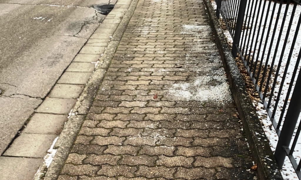 Streusalz auf dem Gehweg - in der Regel verboten, nur bei Eisregen erlaubt.