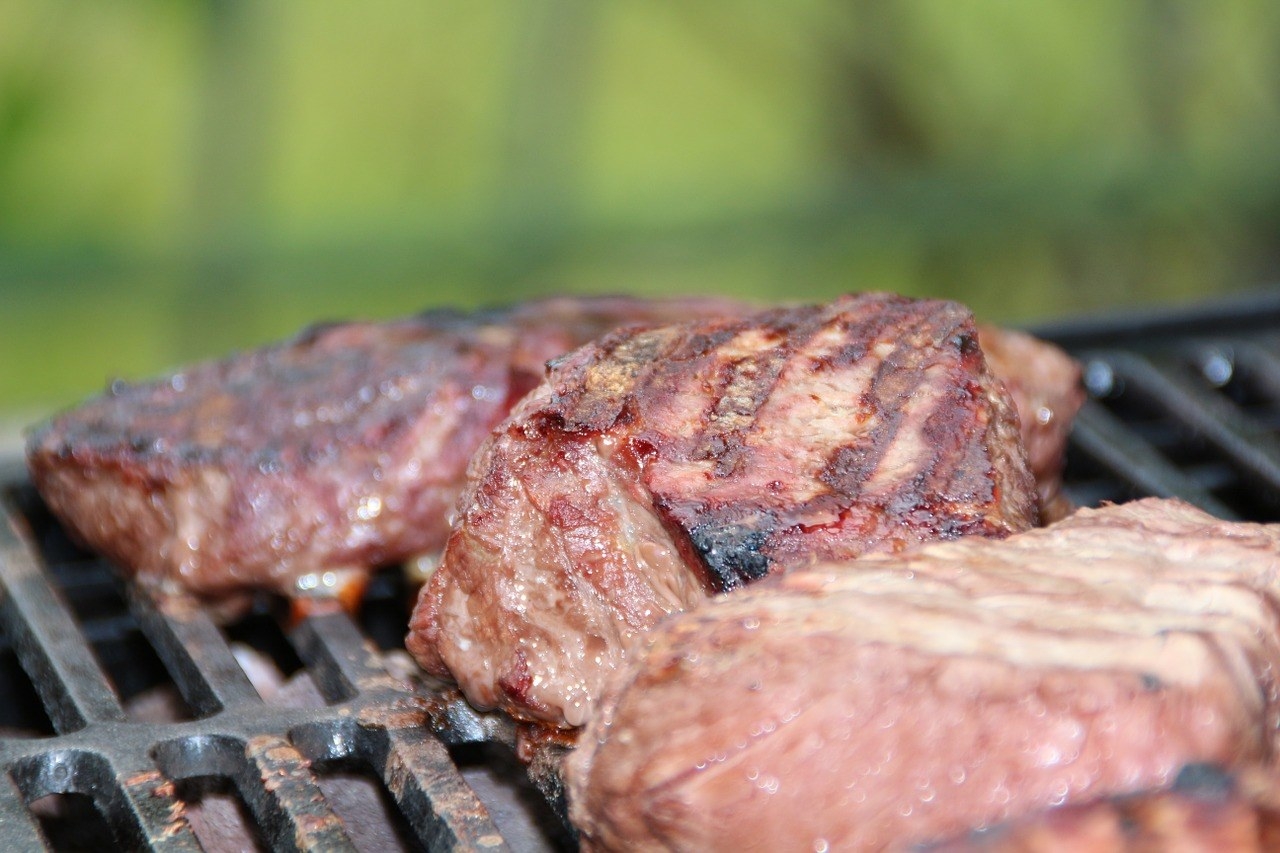 Steaks auf dem Grill (Holger Langmaier / Pixabay)