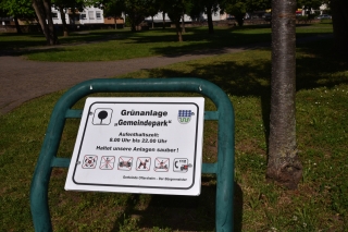 Neues Schild zu den Nutzungszeiten im Gemeindepark