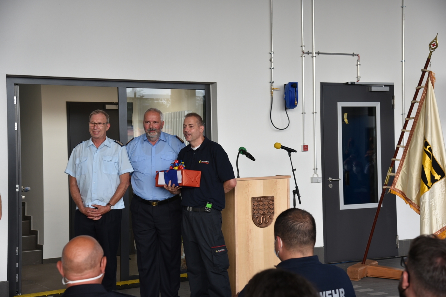 Der Feuerwehrkommandant erhält ein Geschenk seiner Feuerwehrkollegen aus der Partnergemeinde Weinböhla.