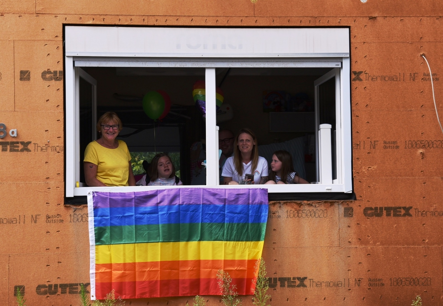 Manche Anwohner*innen haben eine Regenbogenflagge aus dem Fenster gehängt.