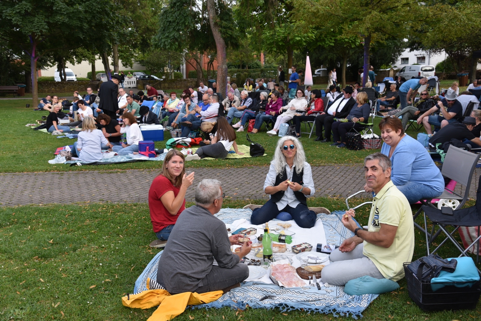 Picknickstimmung zum Open Air Kino im Gemeindepark.