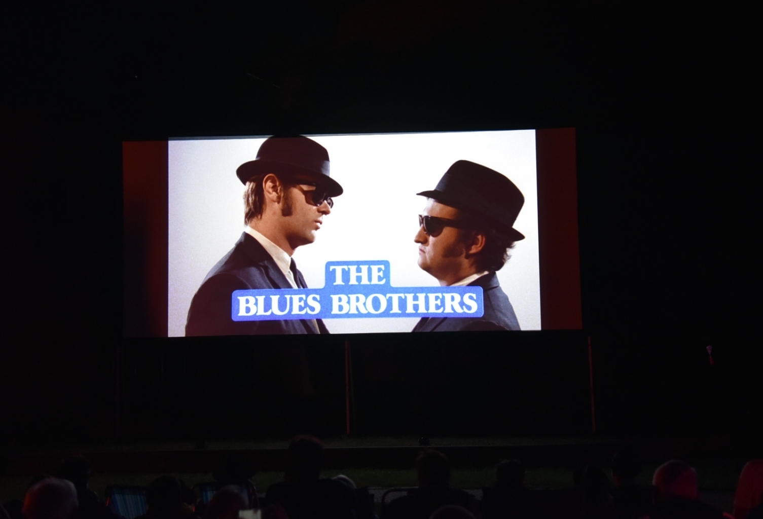 Leinwand mit dem Bild The Blues Brothers zu Filmbeginn.