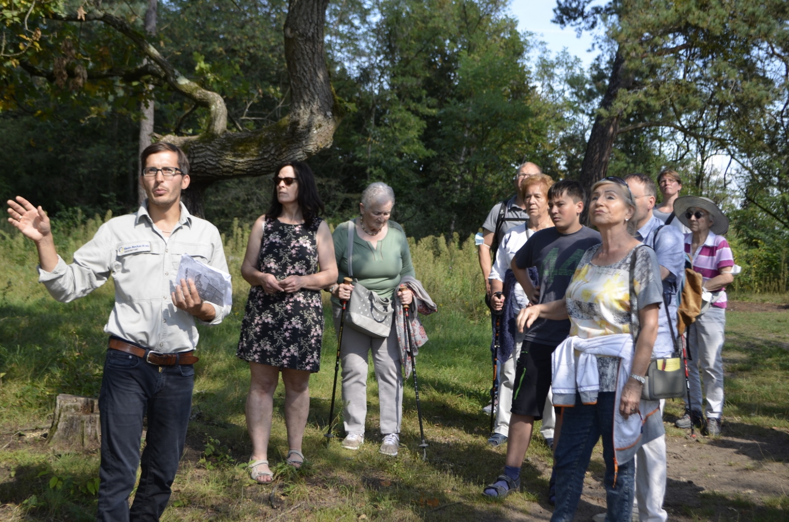 Forstbezirksleiter Philipp Schweigler bei einer geführten Exkursion mit Gästen.