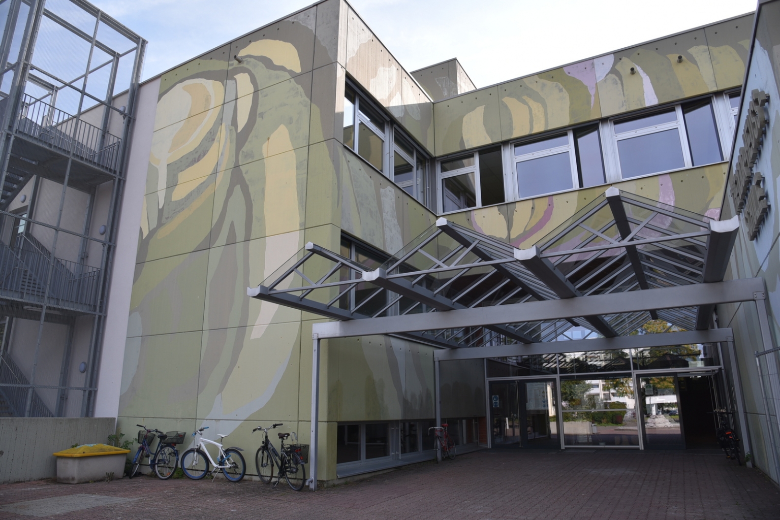 Außenansicht der Theodor-Heuss-Schule mit neuer Fluchttreppe.
