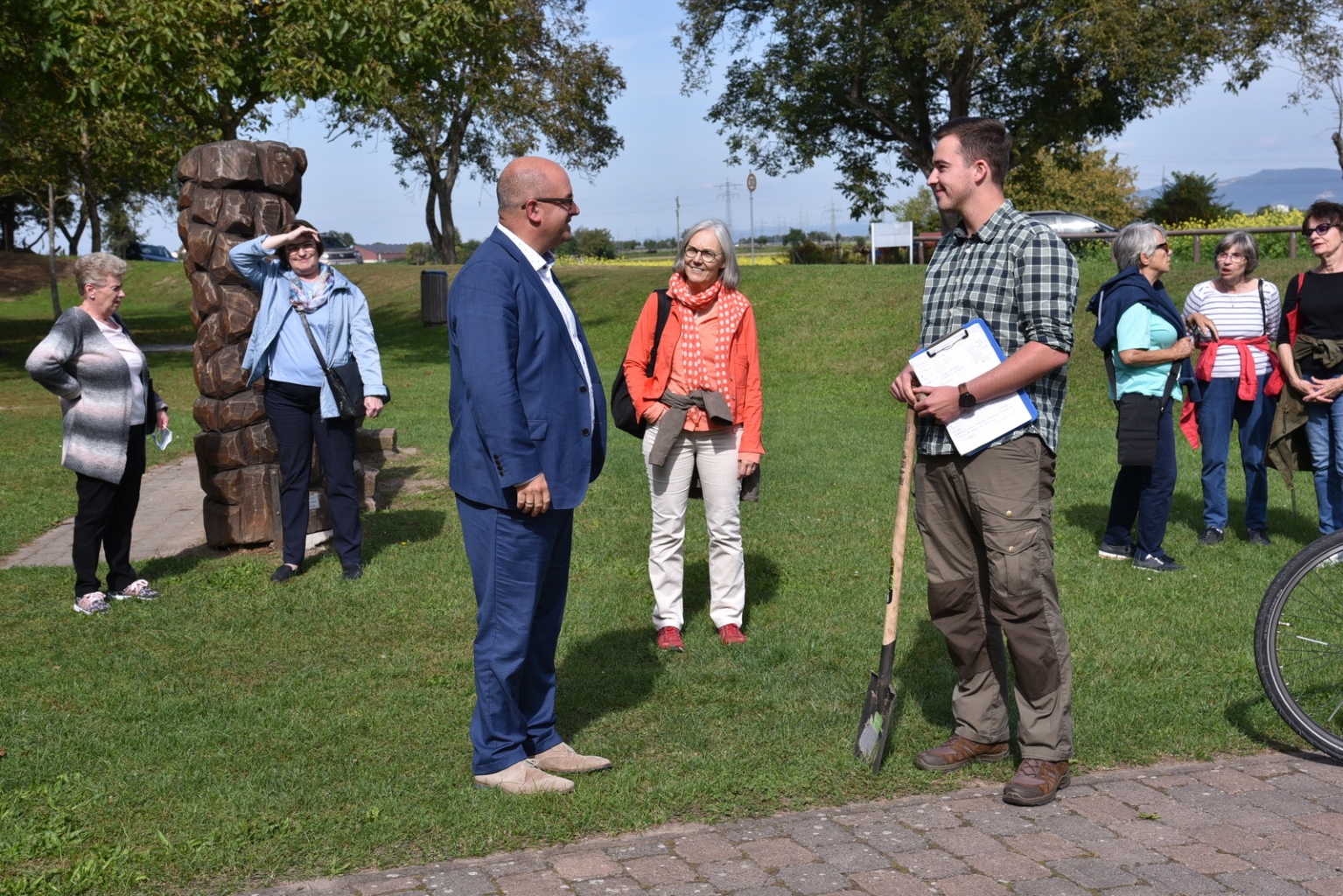 Bürgermeister Jens Geiß begrüßt den Waldpädagogen Christopher Schierks und die ersten Spaziergänger.