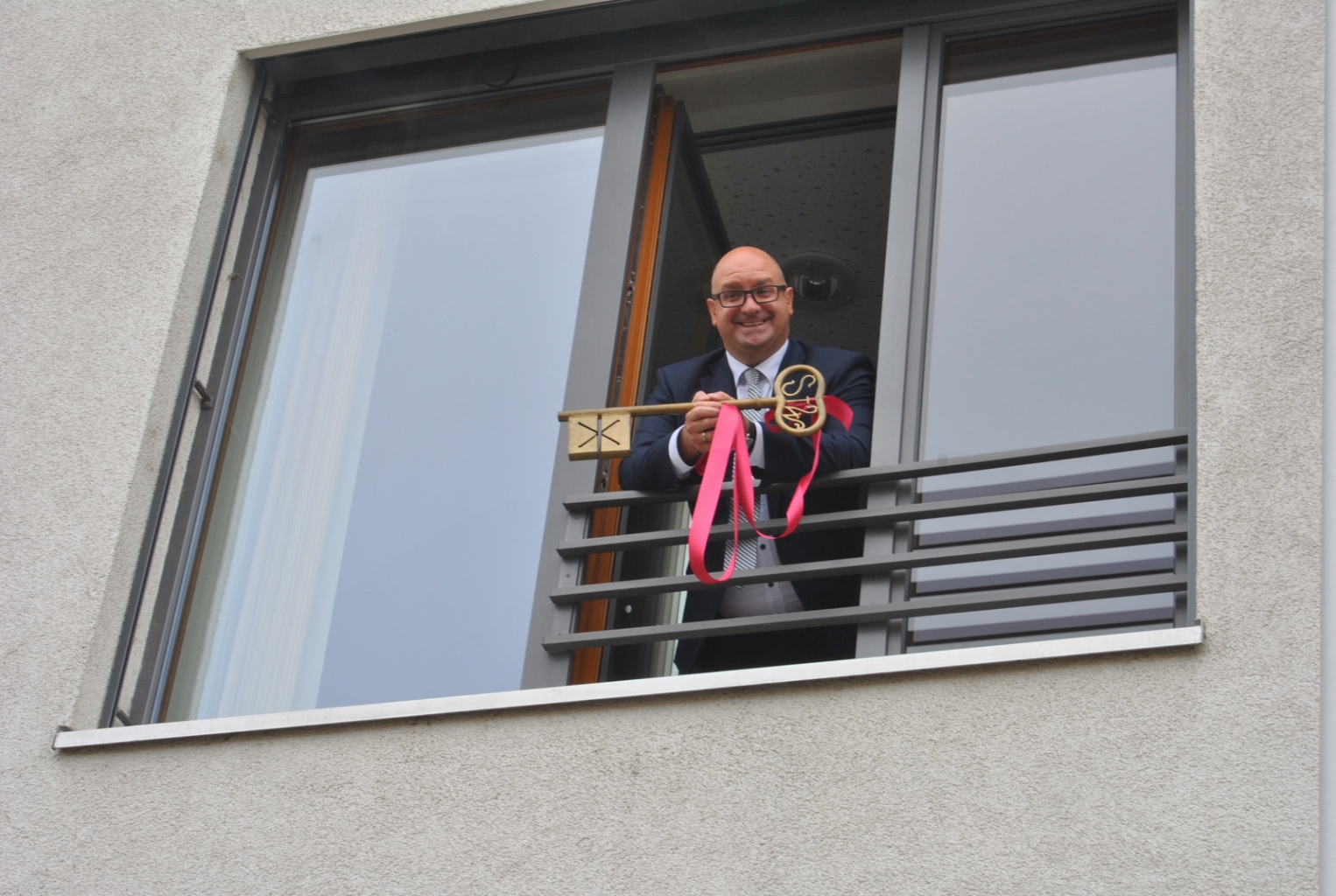 Bürgermeister Jens Geiß mit dem Rathausschlüssel am Fenster des Trauzimmers. Foto: Gemeinde