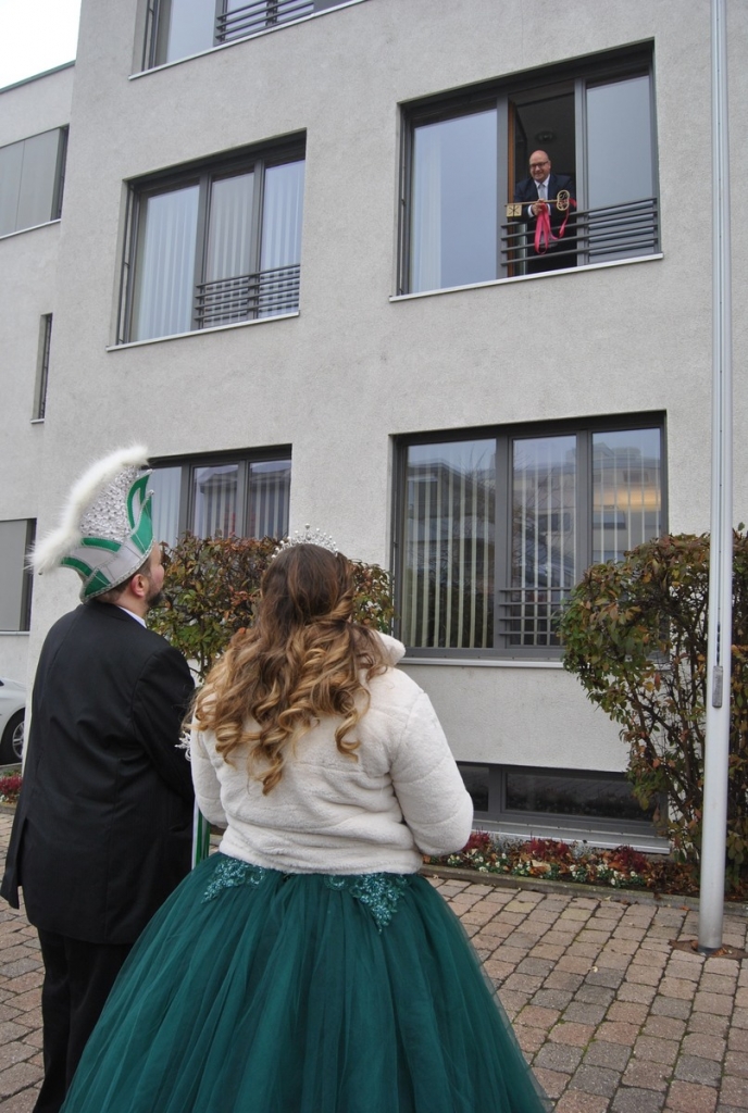 Grün-Weiß-Prinzessin Sina II. und Vereinspräsident Jürgen Abel forderten vom Bürgermeister den Rathausschlüssel. Foto: Gemeinde