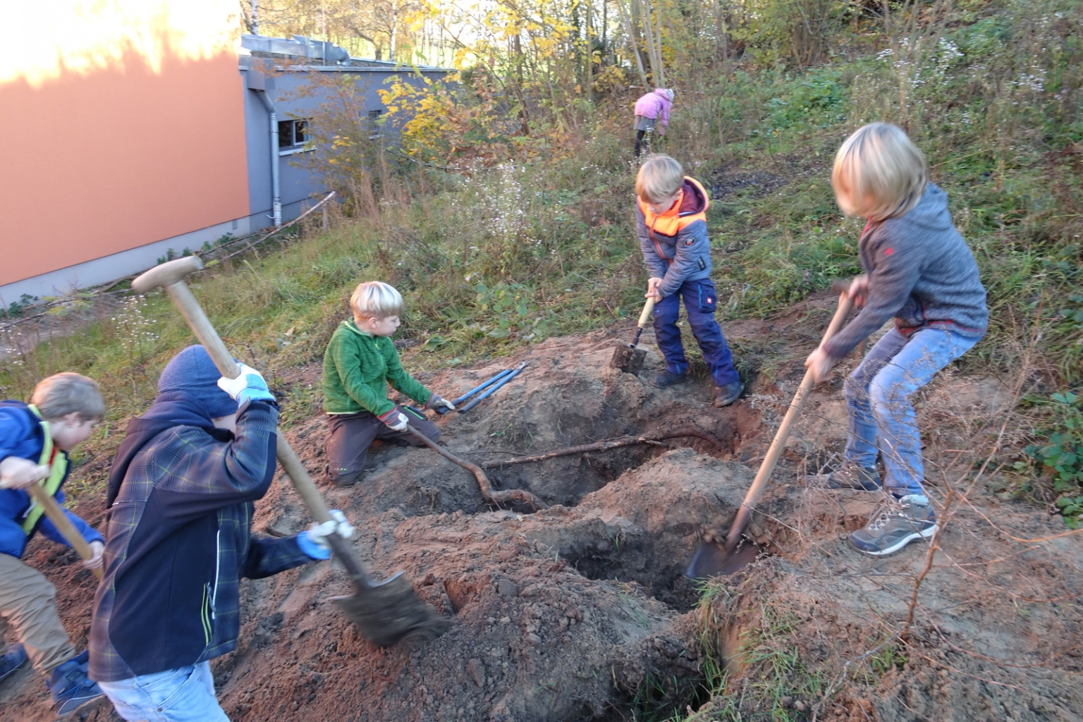 Kinder der Natur AG bearbeiten einen Hang an der Theodor-Heuss-Schule.