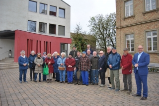 Bürgermeister Geiß (r.) mit den Mitgliedern des Heimat- und Kulturkreises vor der Osterkrone. Foto: Gemeinde