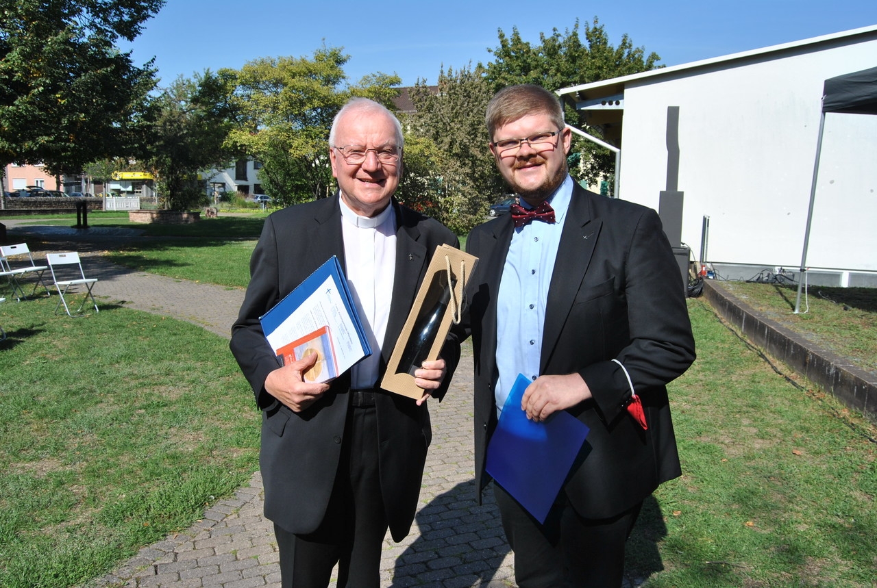 Pfarrer Wolfgang Gaber mit Pfarrer Tobias Habicht von der ev. Kirche.
