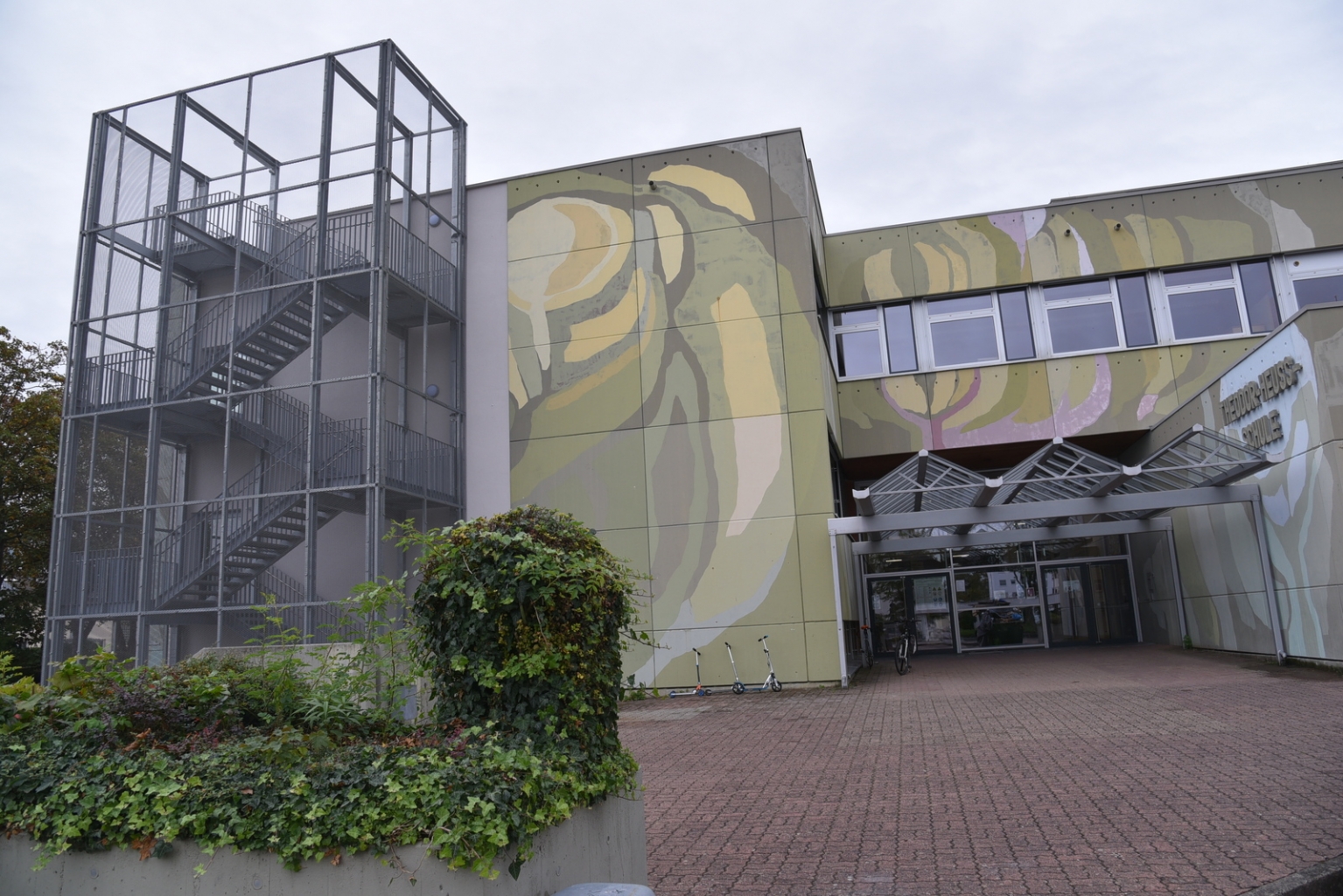 Außenansicht der Theodor-Heuss-Schule mit neuer Fluchttreppe.