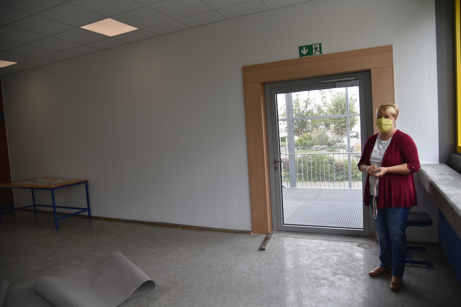 Rektorin Alexa Schäfer in einem Klassenraum mit neuer Tür zur neuen Fluchttreppe.