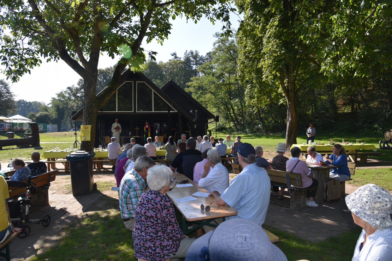 Der Tag des Waldes beginnt mit einem ökumenischen Gottesdienst an der Grillhütte, geleitet von Pfarrer Tobias Habicht und Pastoralreferent Sebastian Binder.
