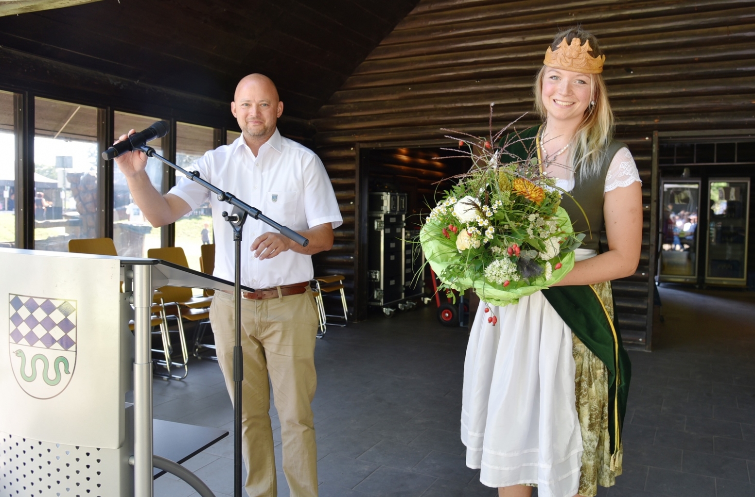 Bürgermeister Pascal Seidel überreicht der amtierenden Waldkönigin Eva-Maria Speidel einen Blumenstrauß.