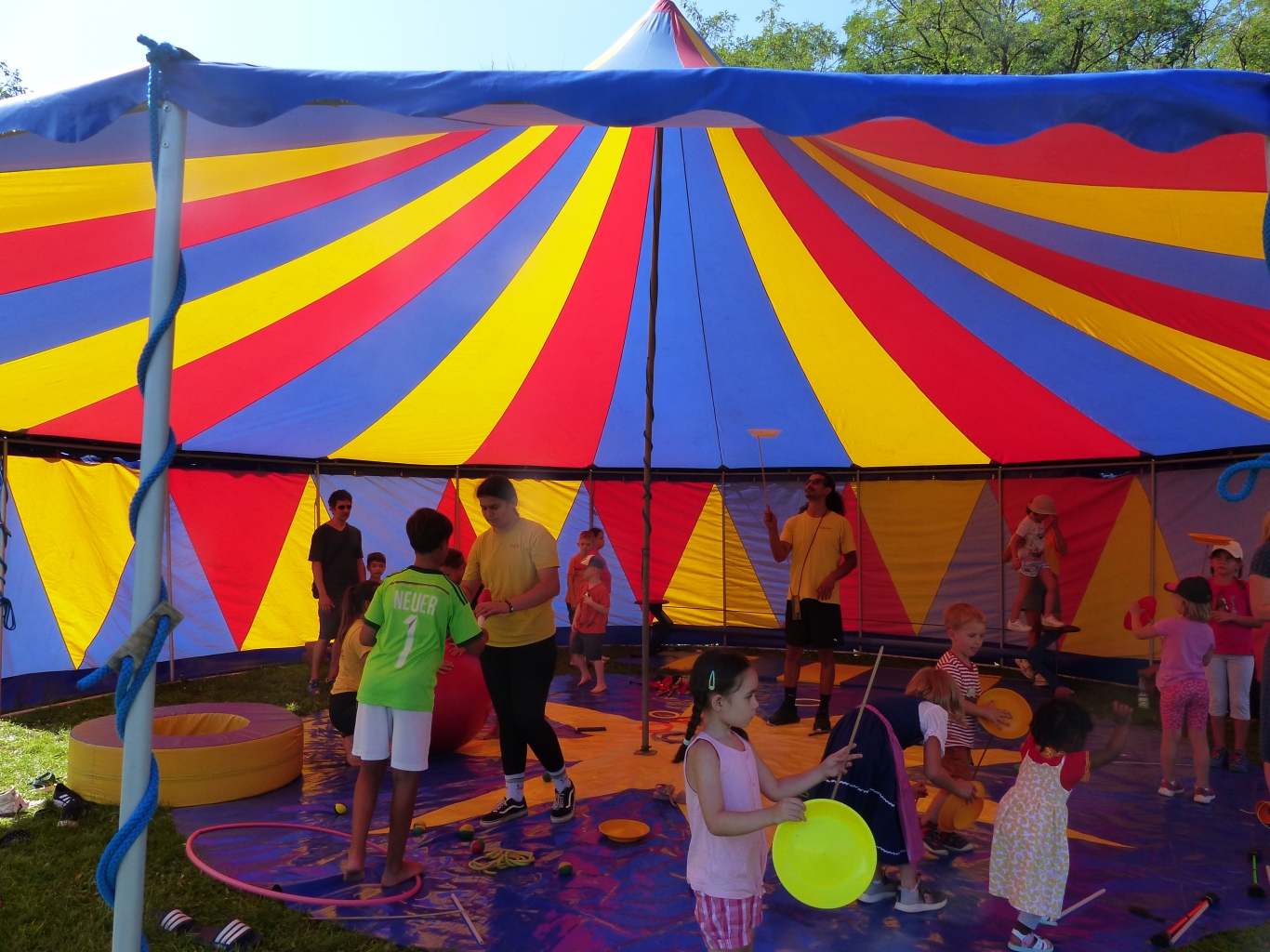 Der Zirkus Paletti lud die Kinder zum aktiven Mitmachen ein.