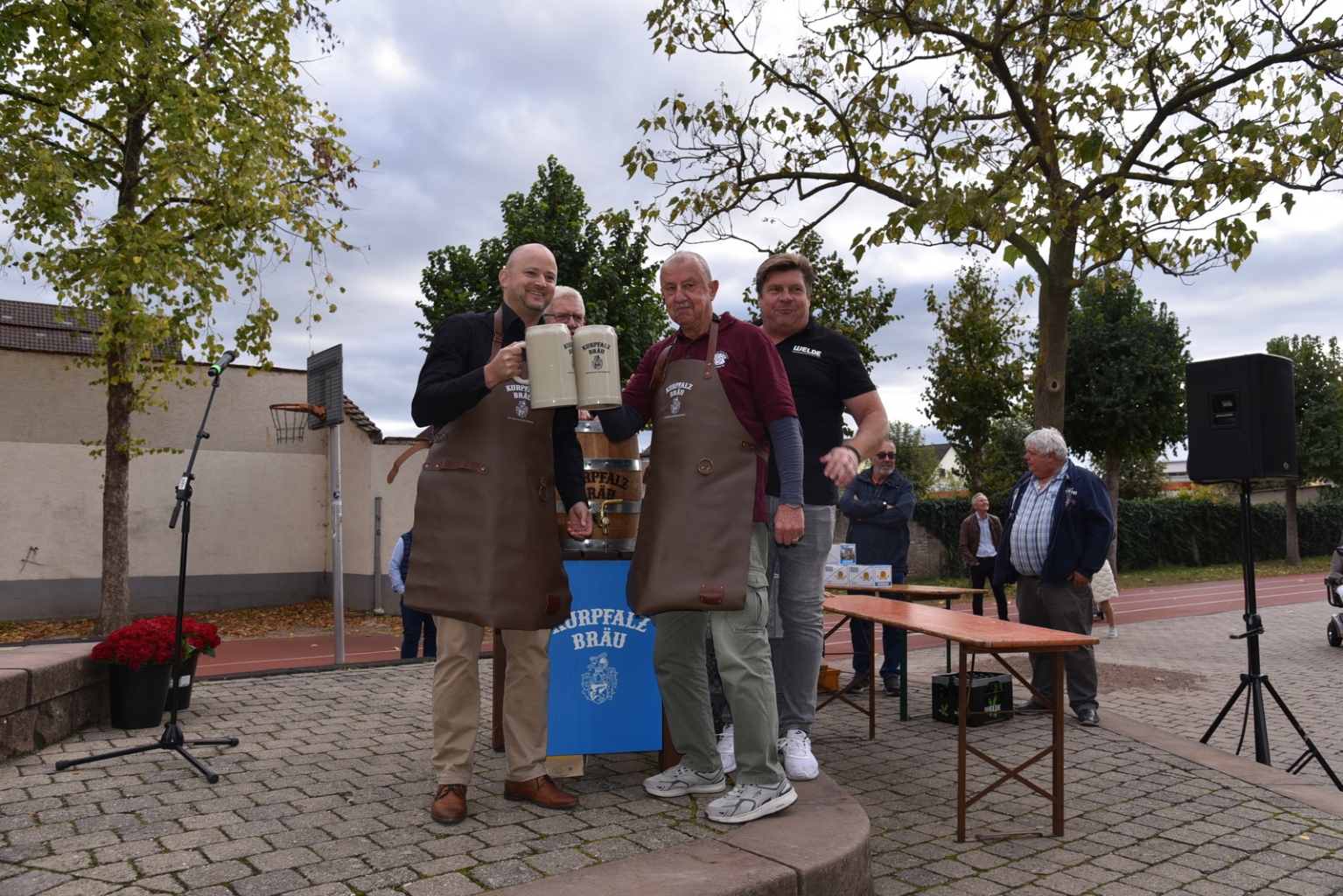 Bürgermeister Pascal Seidel und HuKO-Vorstand Dieter Burkard haben das Fassbier erfolgreich angeschlagen.