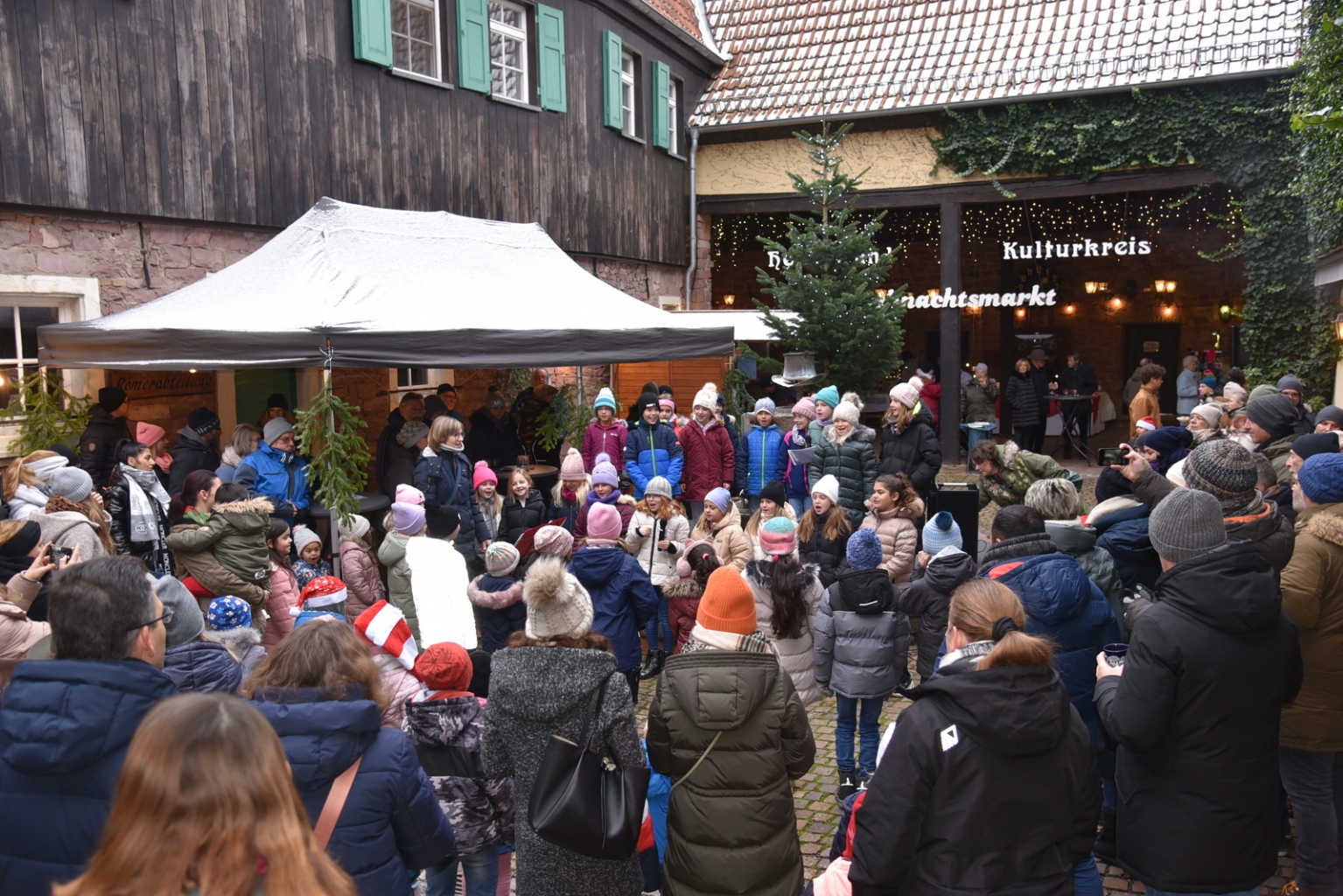 Schülerinnen und Schüler der Friedrich-Ebert-Grundschule sangen Weihnachtslieder.