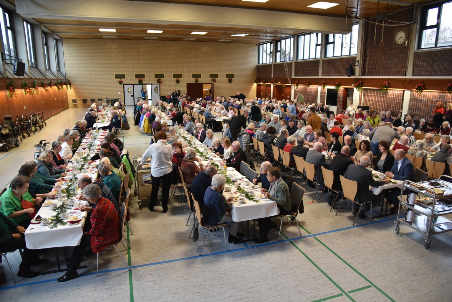 Knapp 350 Gäste kamen zur Seniorenweihnachtsfeier, die Kurpfalzhalle war gut besucht.