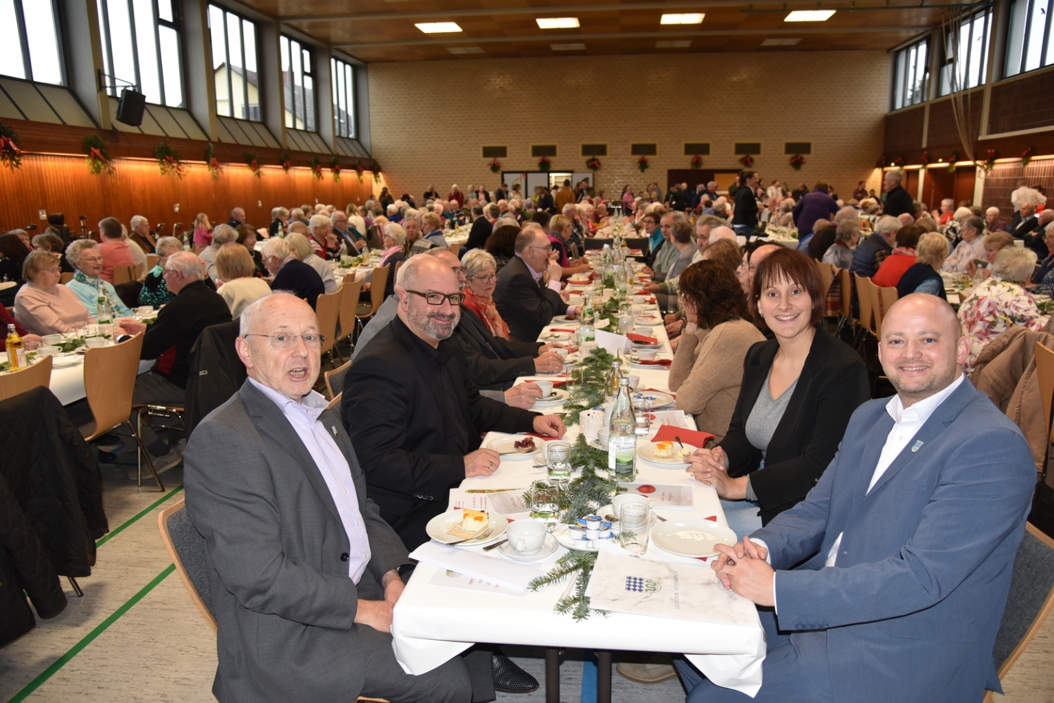 Bürgermeister Pascal Seidel und sein Amtsvorgänger Jens Geiß am Tisch der Gemeinderät*innen.