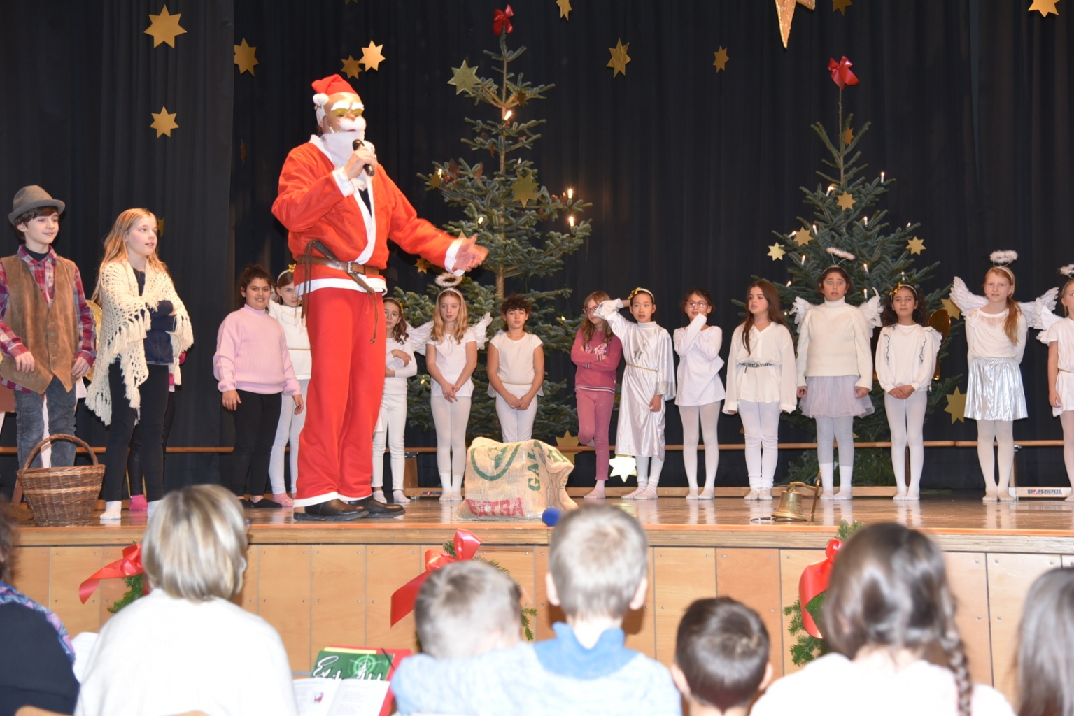 Der Nikolaus brachte sogar Geschenke für die Kinder, die das Musical aufführten. 