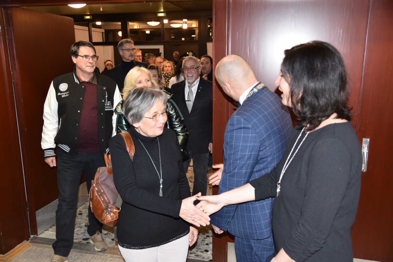 Viele Menschen schüttelten die Hände von Bürgermeister Seidel und Ehefrau an der Eingangstür.