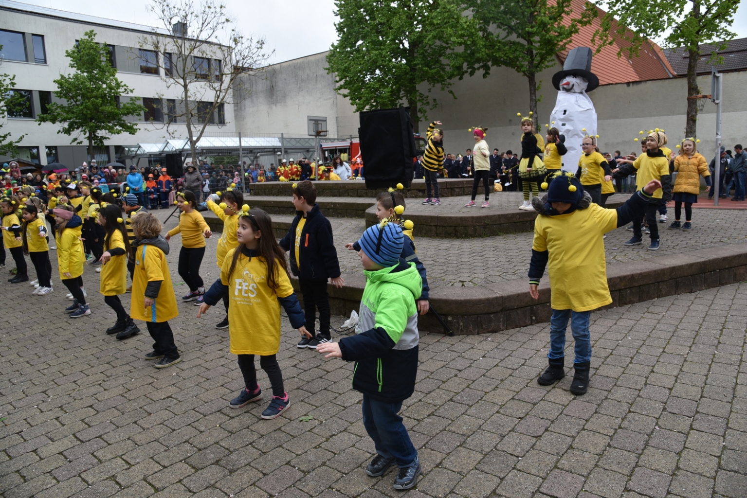 Kinder der Friedrich-Ebert-Grundschule tanzten einen Bienentanz. © Gemeinde Oftersheim