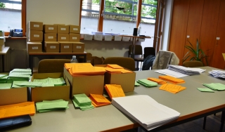 Viele Stimmzettel für die Gemeinderats- und Kreistagswahl müssen in adressierte Umschläge gepackt werden.