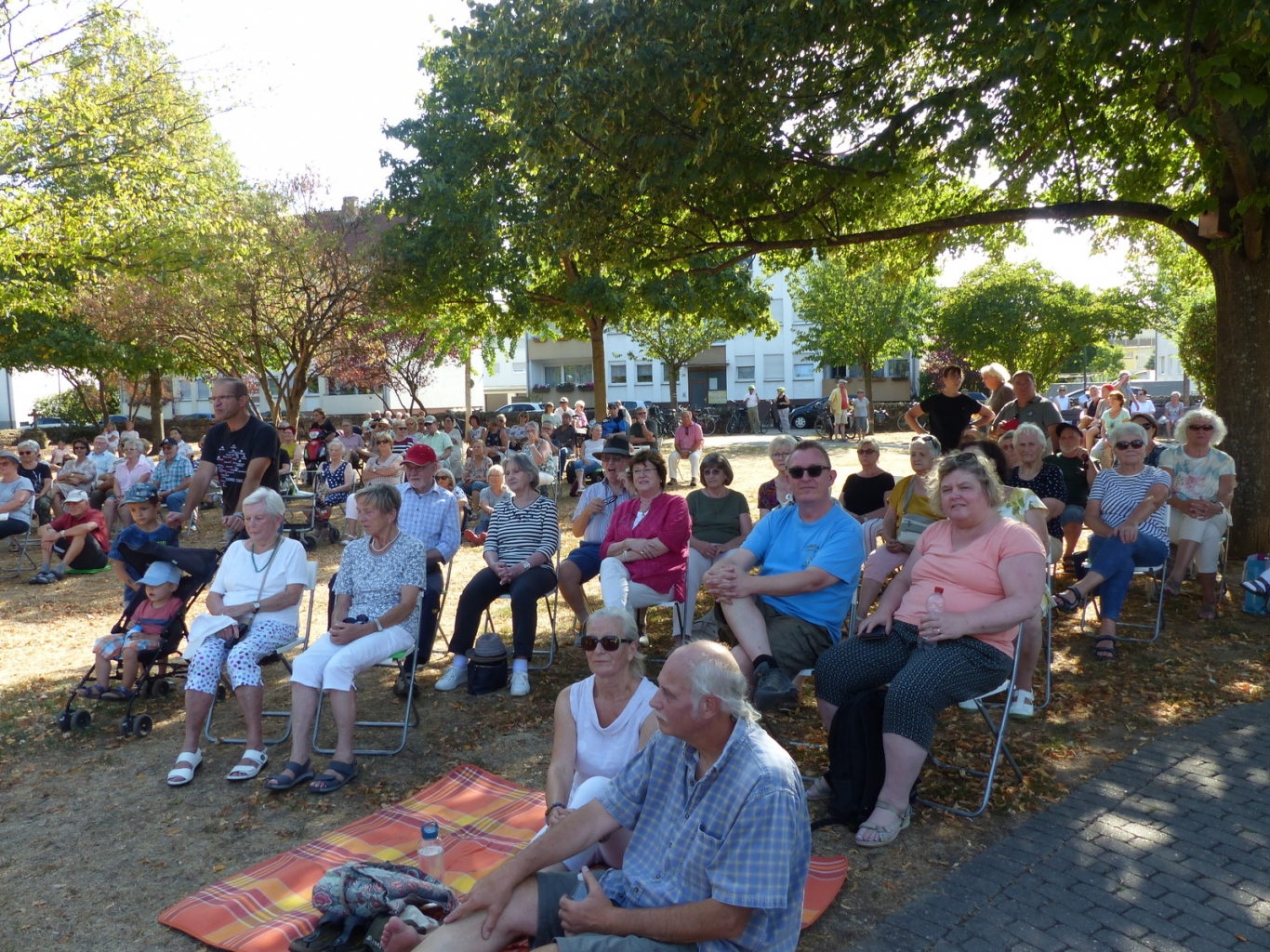 An die 200 Besucher*innen kamen zum Konzert in den Gemeindepark.