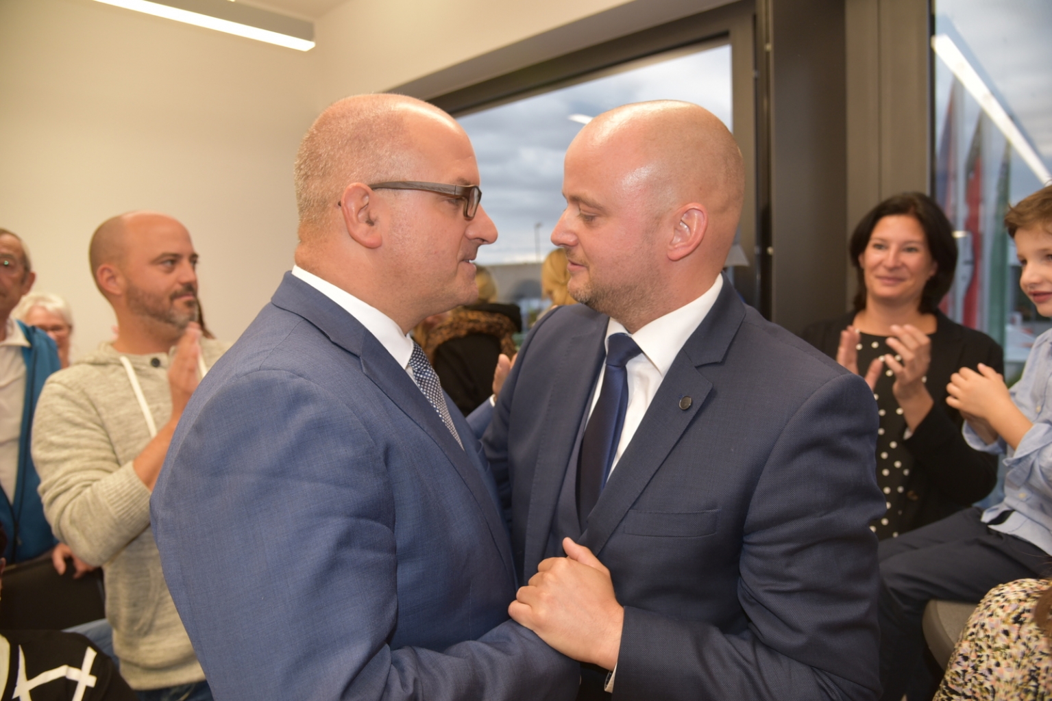  Der amtierende Bürgermeister Jens Geiß (links) gratuliert seinem Nachfolger, dem neu gewählten Bürgermeister Pascal Seidel (rechts).