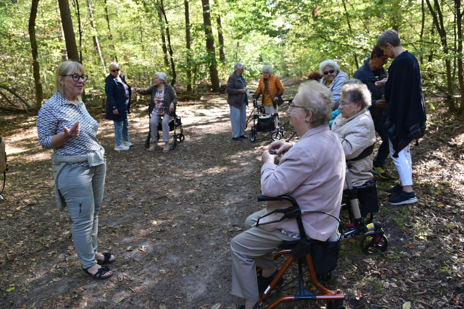 Gundula Sprenger von der VHS Schwetzingen erläutert den Seniorinnen das Waldbaden im Oftersheimer Wald.