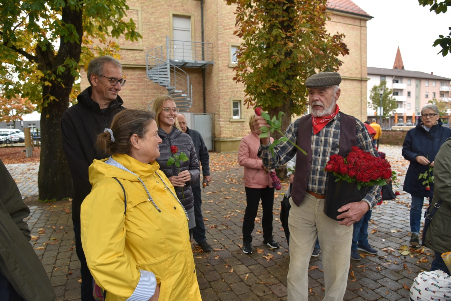 Kerweborschd Helmut Spieß verteilt rote Rosen.