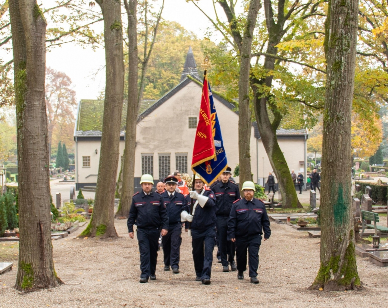 Eine Abordnung der Freiwilligen Feuerwehr auf dem Weg zum Ehrenmal.