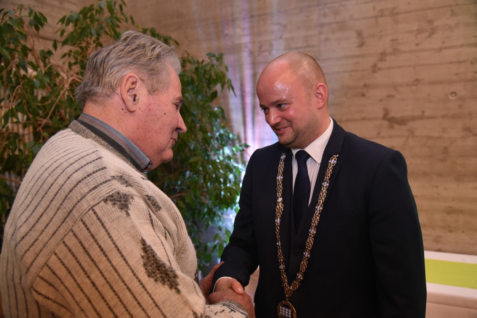 Ehrenbürger Kurt Siegel wünscht Bürgermeister Seidel alles Gute.