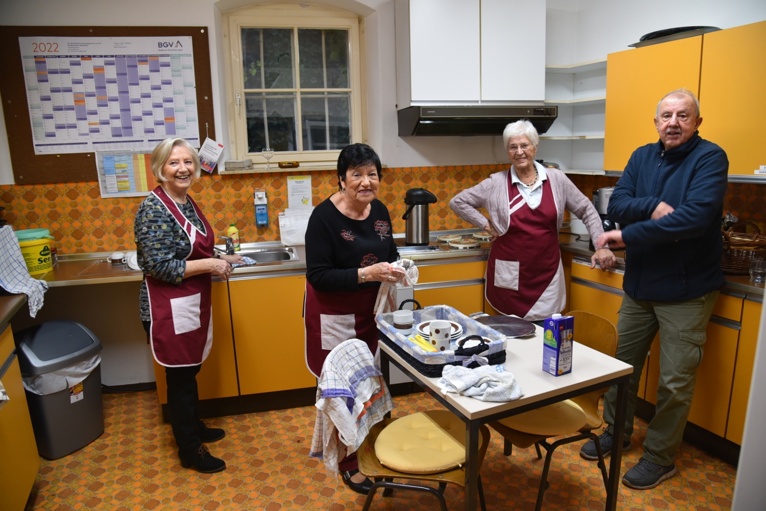 Die freiwilligen Helferinnen und Helfer des Heimat- und Kulturkreises Oftersheim (rechts Vorstand Dieter Burkard) wirkten überall, auch in der Küche beim Spülen. 