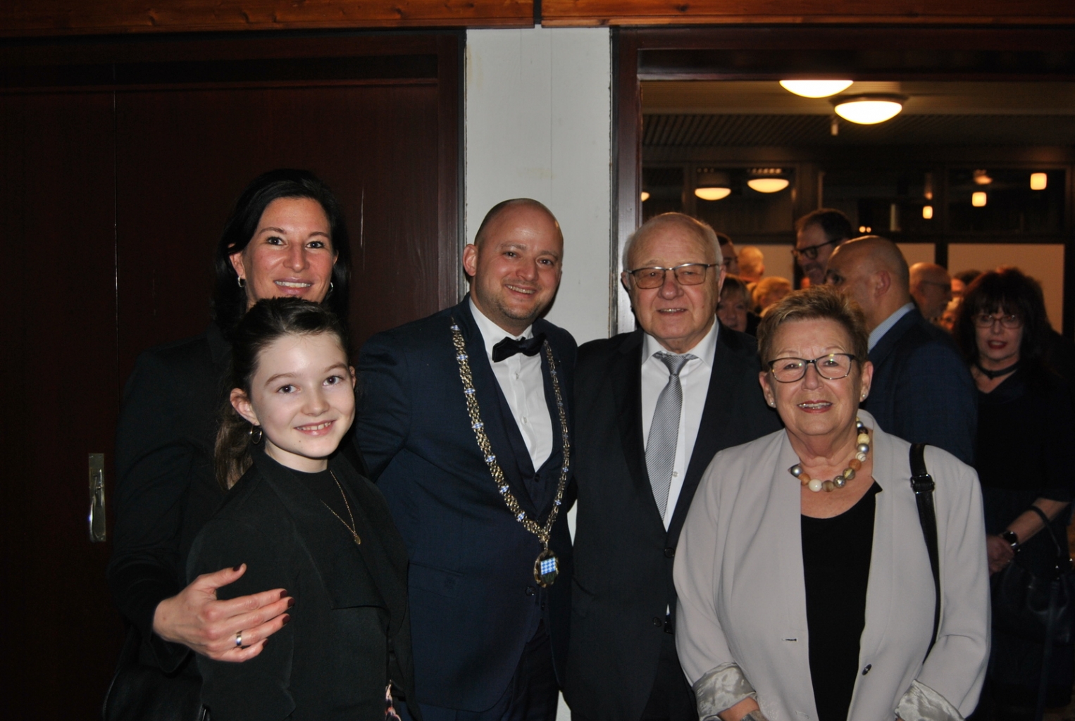 Bürgermeister Pascal Seidel mit Ehefrau Alexandra und Tochter Mia begrüßte die ankommenden Gäste persönlich. Hier Bürgermeister a.D. Helmut Baust mit Ehefrau Marianne.