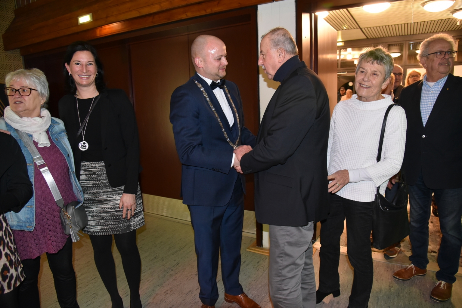 Bürgermeister Pascal Seidel mit Ehefrau Alexandra und Tochter Mia begrüßte die ankommenden Gäste persönlich. Hier der Vorsitzende des Heimat- und Kulturkreises Oftersheim, Dieter Burkard.