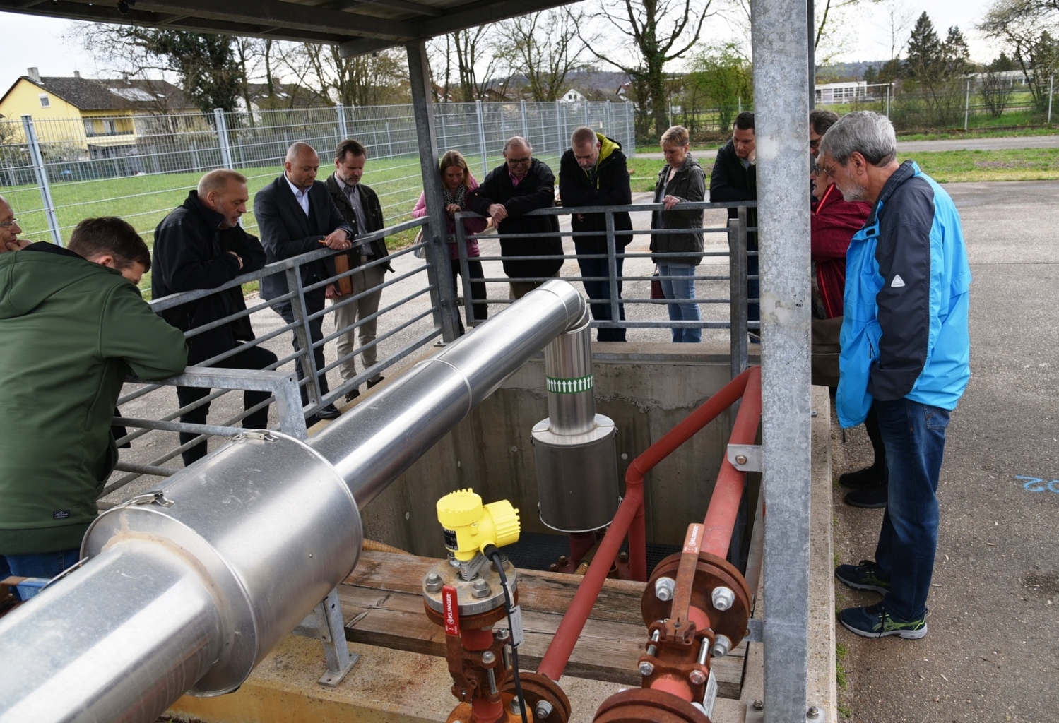 Bürgermeister Pascal Seidel und Gemeinderäte begutachten das Geothermiekraftwerk Bruchsal. 
