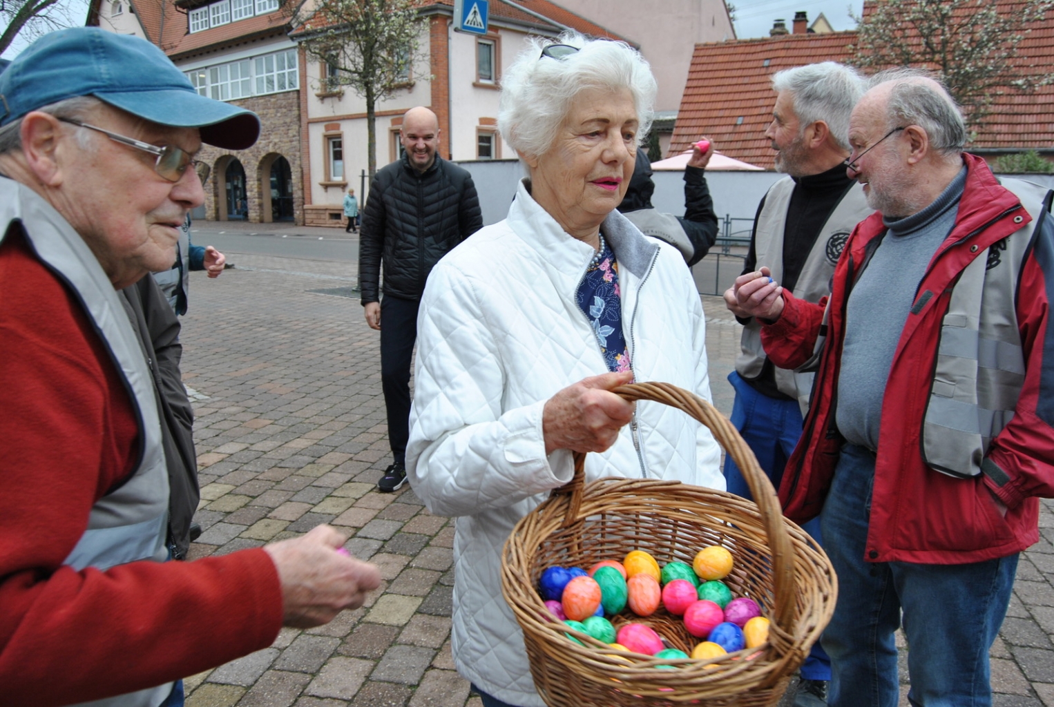 Ivonne Wierer beim Verteilen der Ostereier. (Foto: Gemeinde)
