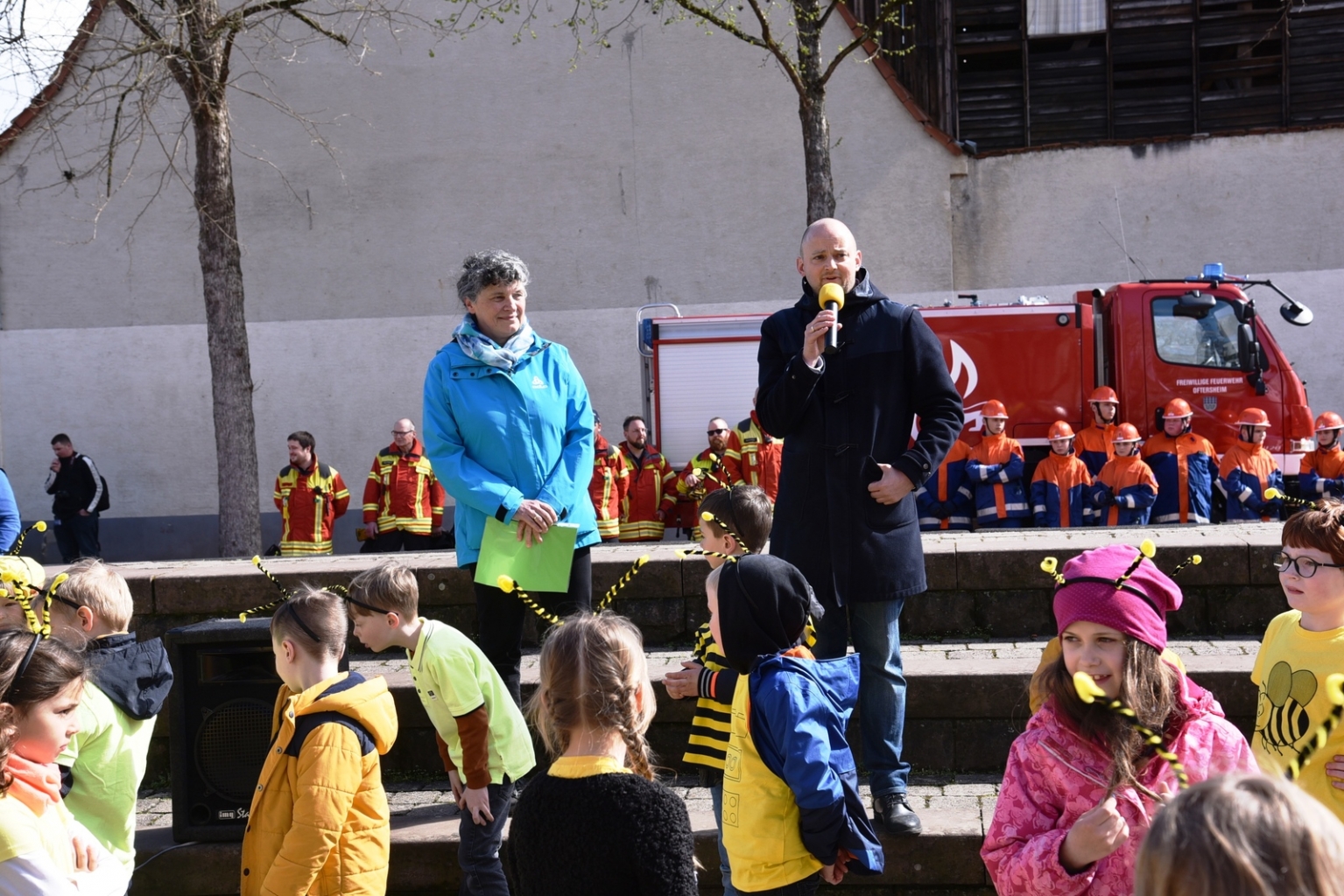 Konrektorin Ines Hieltscher von der FES und Bürgermeister Pascal Seidel begrüßten die Gäste im Schulhof der FES.